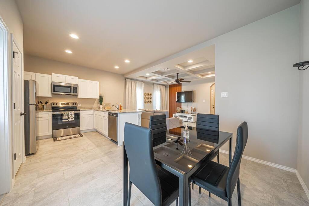 Gorgeous, Brand New 3 Bedrooms Home- Built 2024, Near Seaworld & Lackland Afb 샌안토니오 외부 사진