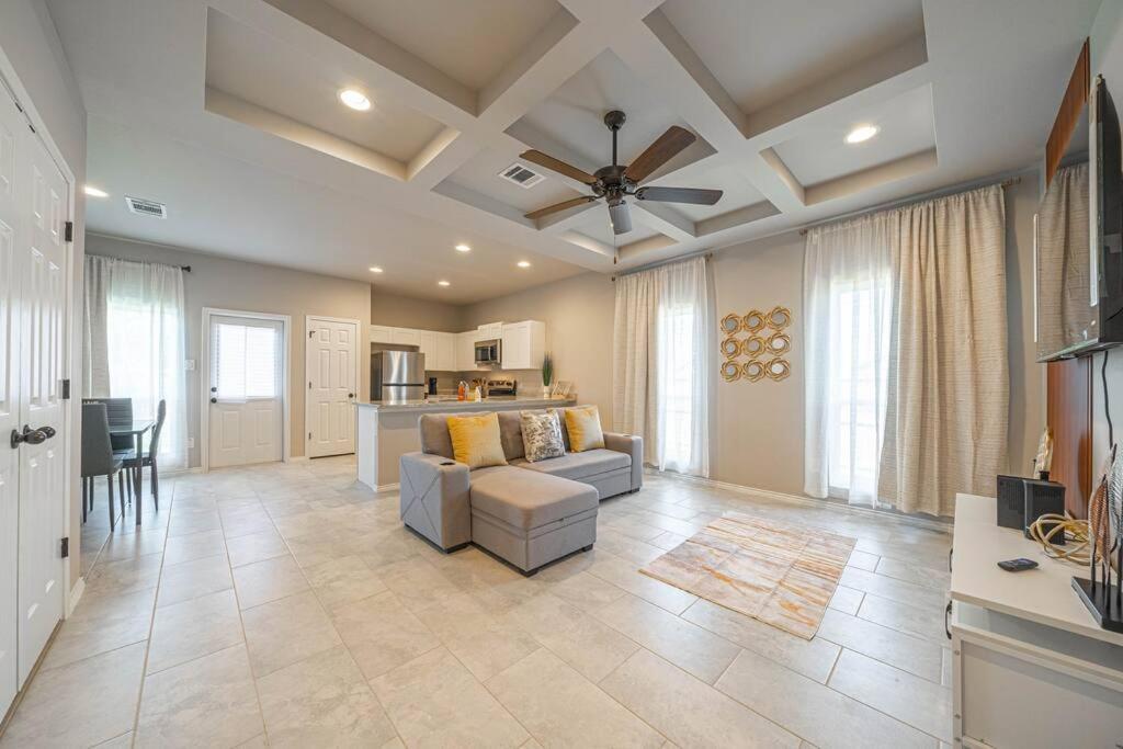 Gorgeous, Brand New 3 Bedrooms Home- Built 2024, Near Seaworld & Lackland Afb 샌안토니오 외부 사진